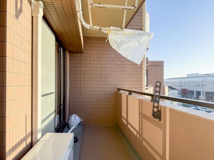 バルコニー 陽の光に照らされるバルコニーを、爽やかな涼風が吹き抜けていきます。