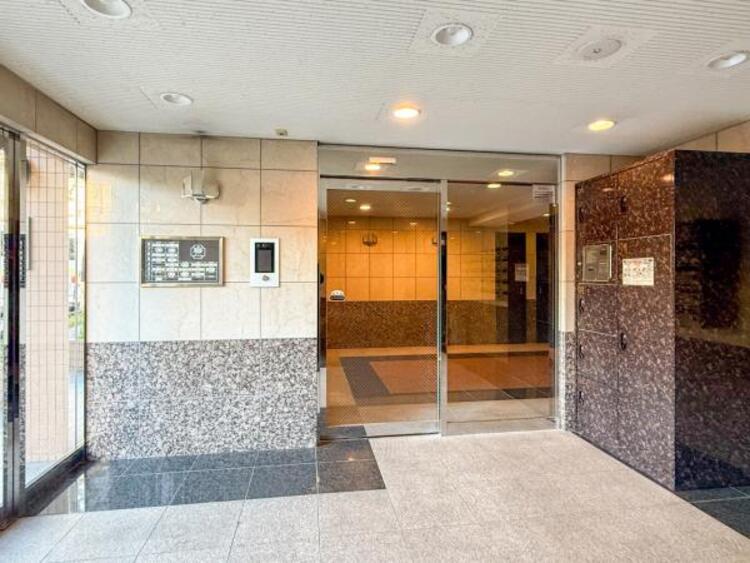 エントランス エントランスは、まさに顔となる場所。シンプルながらも格調高い雰囲気を漂わせています。