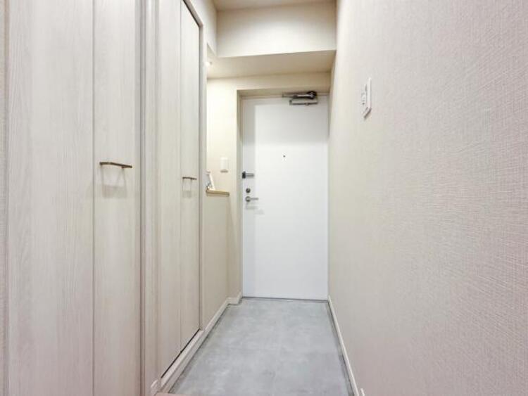 その他 シンプルで落ち着いたデザインの玄関が魅力です。