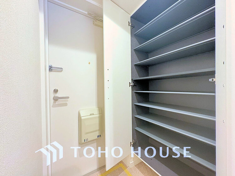 玄関 落ち着いた雰囲気の玄関、家族の帰りを暖かく迎えてくれます