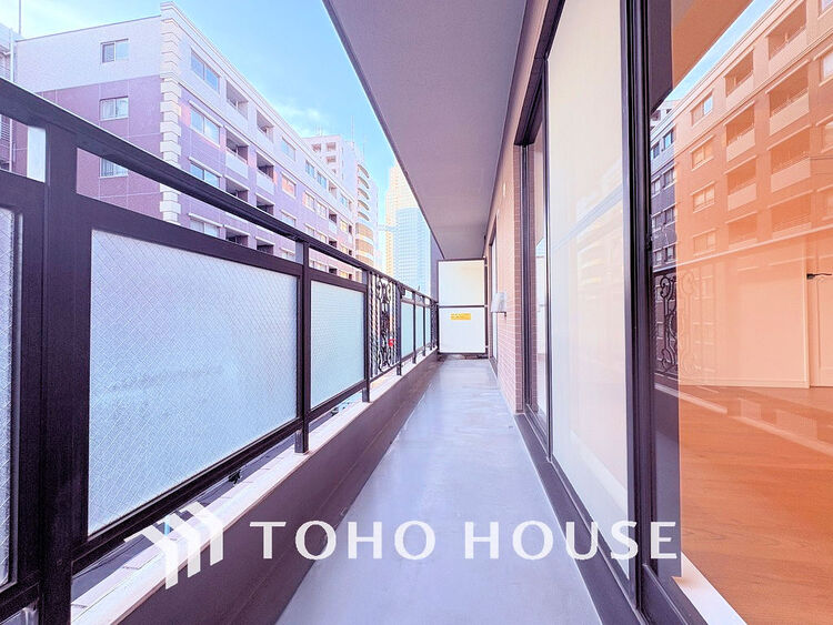 バルコニー 日当たりの良いバルコニーで晴れの日の洗濯物も楽しみになりますね