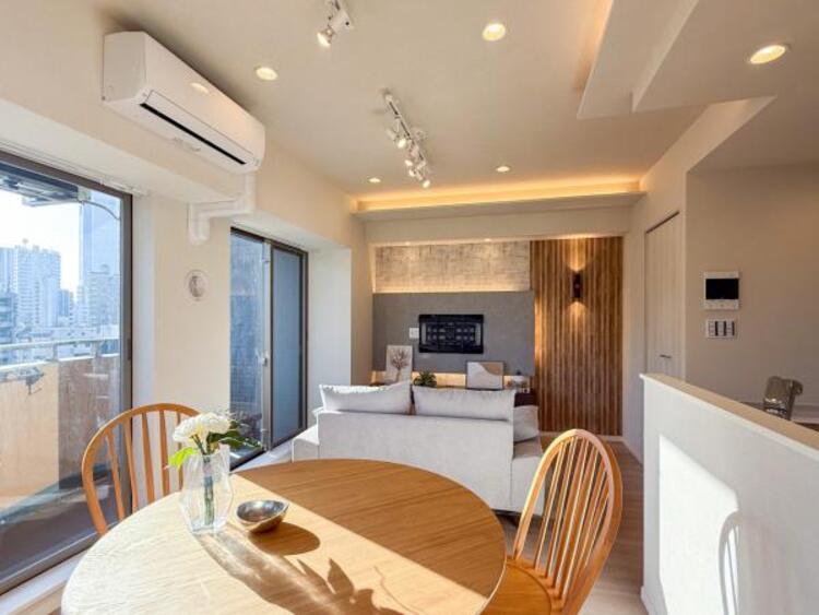 居間 【家具・小物（調度品）は販売価格に含まれません】くつろげるリビングは話に夢中になりすぎて、ついつい時間を忘れてしまう。そんな束の間の幸せを感じさせてくれる場所です。