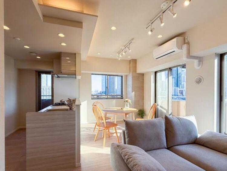 居間 【家具・小物（調度品）は販売価格に含まれません】ゆったりとくつろげる、明るく開放的なリビング空間です。