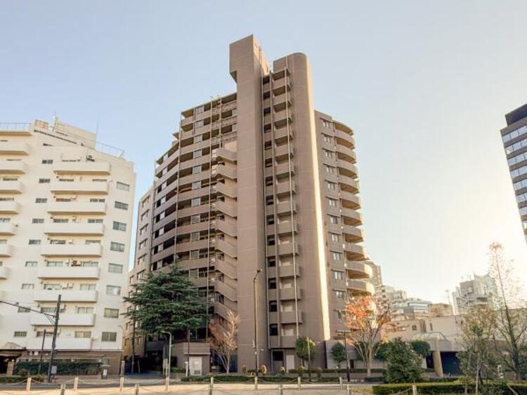 外観 街に溶けこみ美しい景観を生み出すこの邸宅は、採光や風通しまで考え抜いて造り上げました。