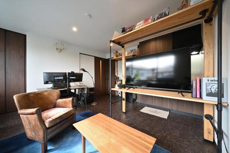 居間 趣味に全力な大人のための高級ガレージハウス