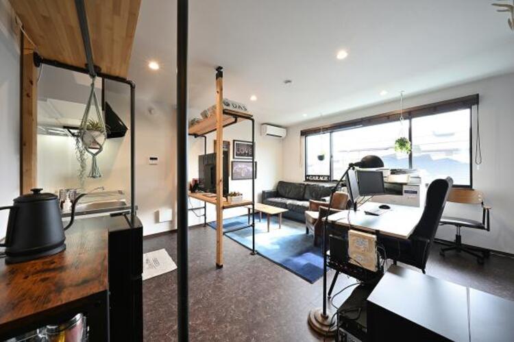 居間 細部に至るまでにこだわりつつもコストパフォーマンスの最大化、そして多様なニーズに対応できる高い汎用性を実現。