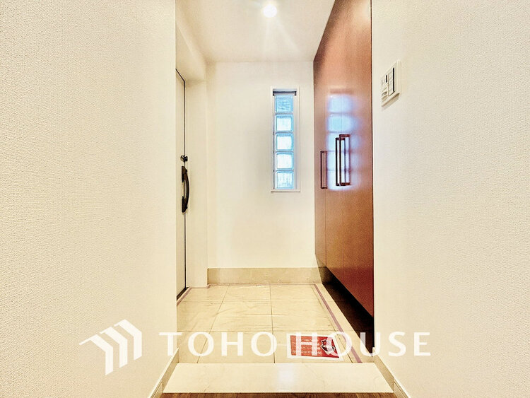 玄関 落ち着いた雰囲気の玄関、家族の帰りを暖かく迎えてくれます