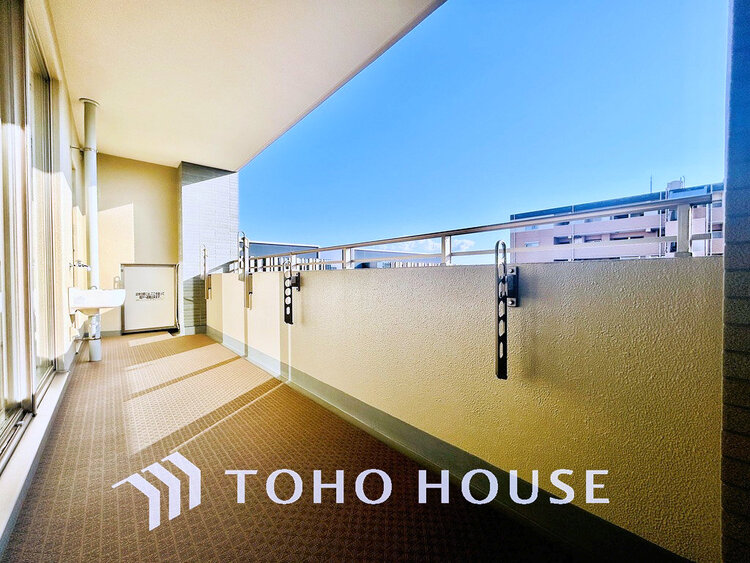 バルコニー 日当たりの良いバルコニーで晴れの日の洗濯物も楽しみになりますね