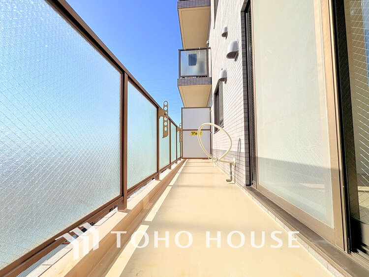 バルコニー 日当たりの良いバルコニーで晴れの日の洗濯物も楽しみになりますね