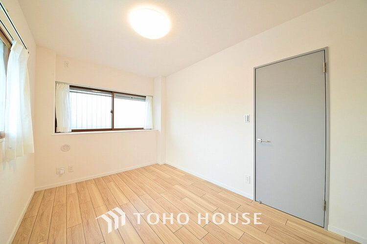 内装 採光もある洋室は、くつろぎのひと時を過ごすのにぴったり