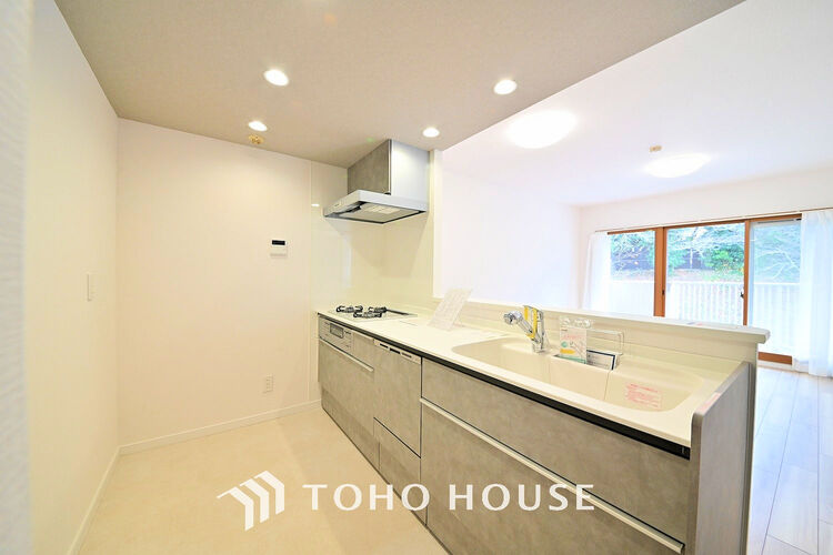 キッチン 落ち着きのあるカラーで統一された清潔感と気品が溢れるキッチン