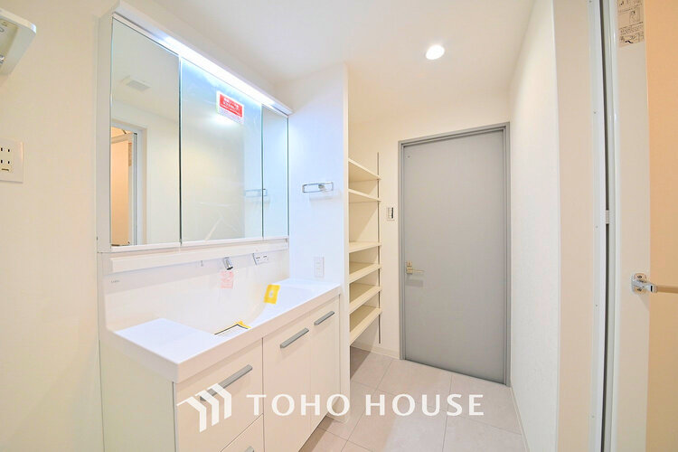 洗面 白を基調とした清潔感のある洗面室で朝の身支度を