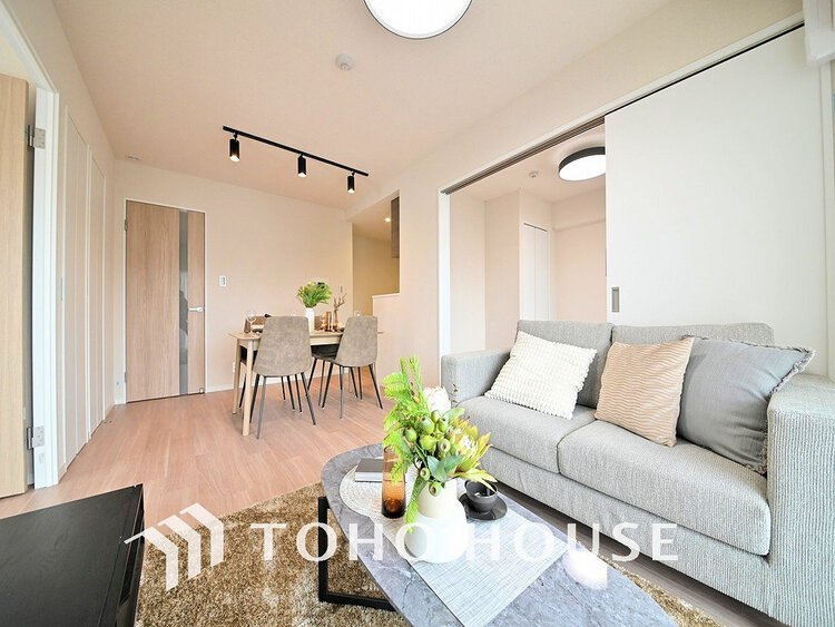 内装 広がりのある住空間、家族が集まるリビング・ダイニング