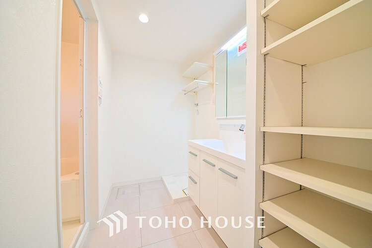 洗面 落ち着きのある色合いでまとめられた洗面室