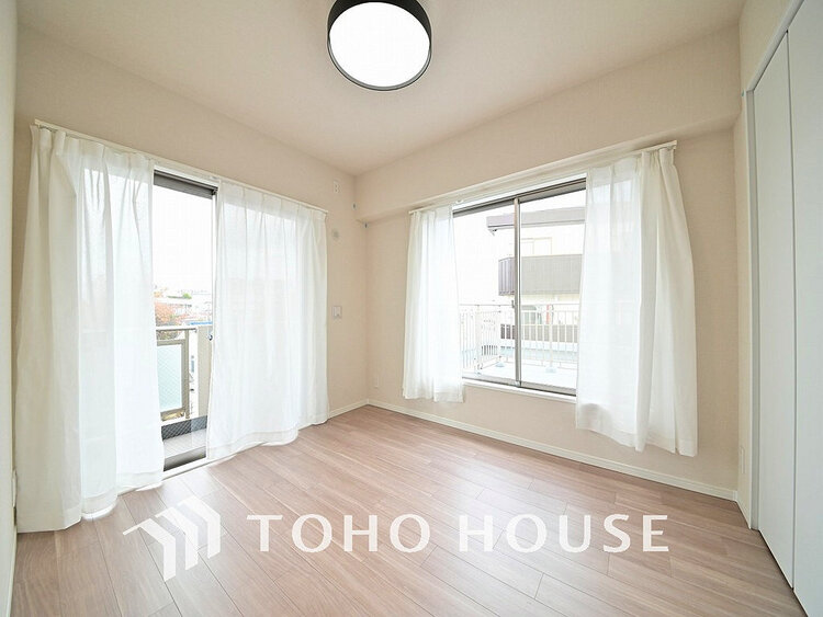 内装 採光もある洋室は、くつろぎのひと時を過ごすのにぴったり