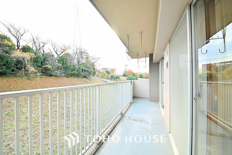 バルコニー 日当たりの良いバルコニーで晴れの日の洗濯物も楽しみになりますね