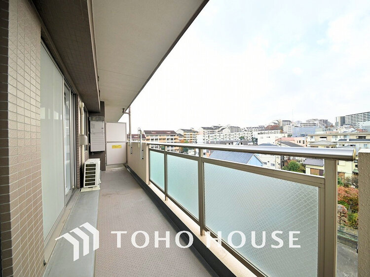 バルコニー 日当たりの良いバルコニーで晴れの日の洗濯物も楽しみになりますね