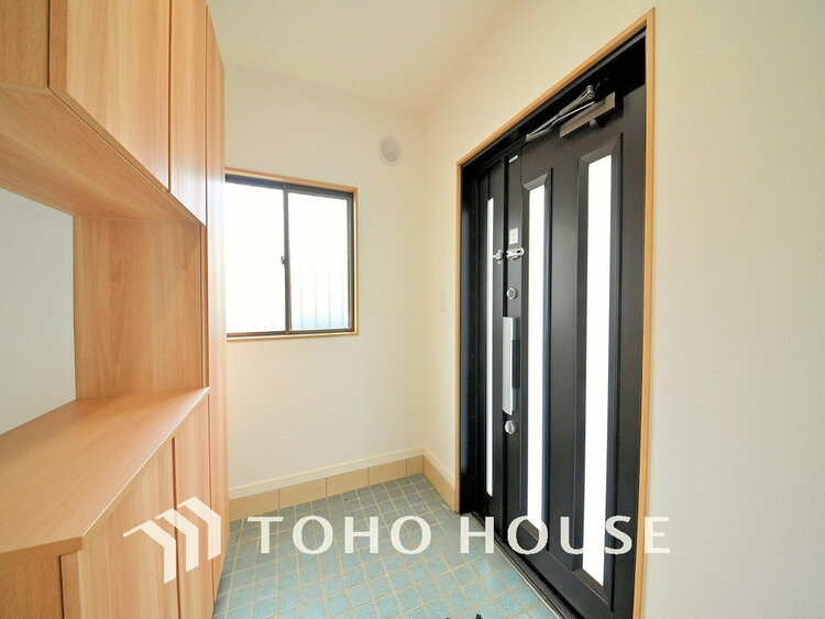 玄関 落ち着いた雰囲気の玄関、家族の帰りを暖かく迎えてくれます