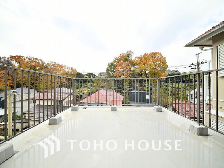 バルコニー 日当たりの良いバルコニーで晴れの日の洗濯物も楽しみになりますね