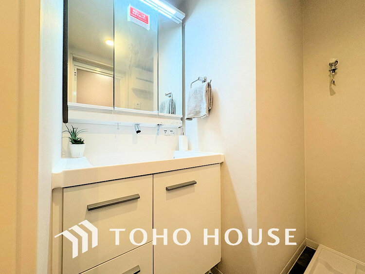 洗面 白を基調とした清潔感のある洗面室で朝の身支度を