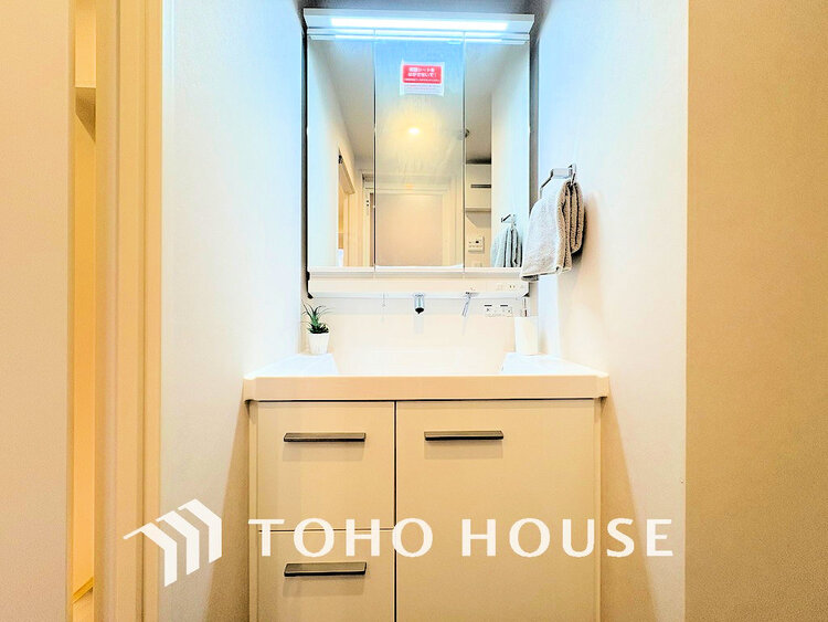 洗面 落ち着きのある色合いでまとめられた洗面室