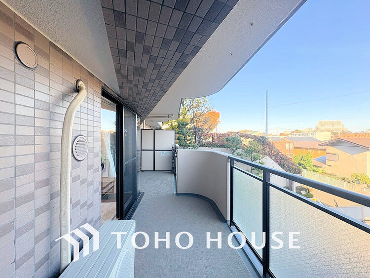 バルコニー 日当たりの良いバルコニーで晴れの日の洗濯物も楽しみになりますね