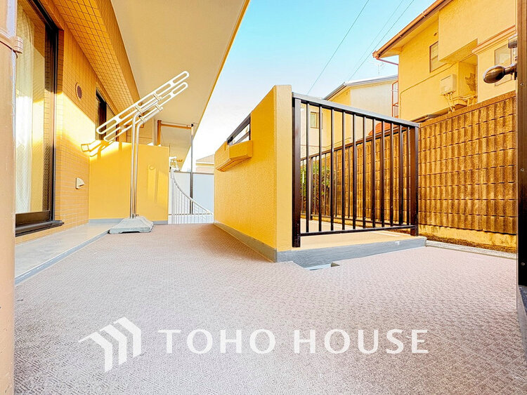 バルコニー 日当たりの良いバルコニーで晴れの日の洗濯物も楽しみになりますね