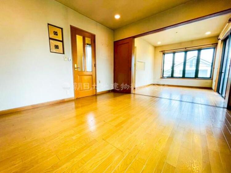 居間 家族の会話や笑顔が行き交うリビングで、子供を走り回らせたい。ダイニングテーブルでゆったり食事を堪能。光と風が溢れる開放的なリビングダイニングには、くつろぎの空間を生み自然と家族みんなが集まってきます 