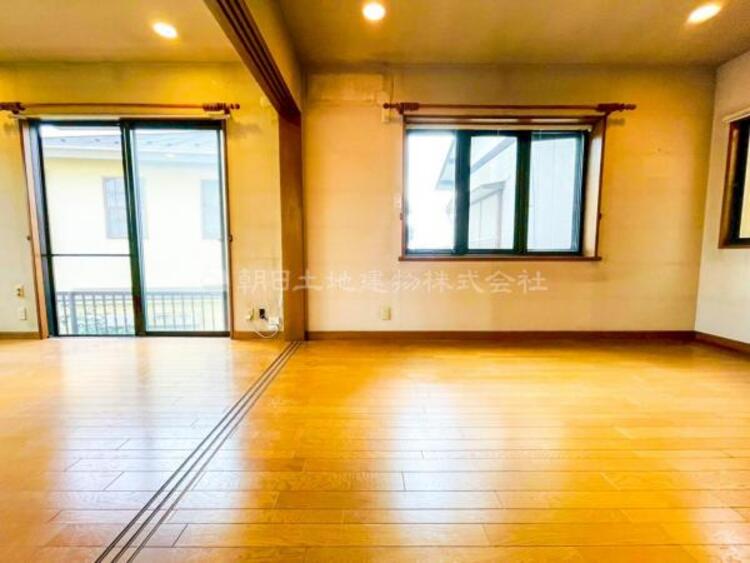 居間 お天気が晴れの日は照明をつけなくても充分明るいリビングです！どこか落ち着きのある広々とした内装です！皆で過ごす空間が、目に浮かんでくる様な優しいリビングダイニングです！くつろいだり楽しい時間を是非！ 