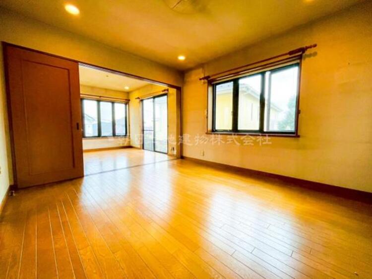 居間 リビングにあふれる採光と心地よい風のつどう調和された空間！！生活を彩る充実した日々が過ごせそうです。家族の滞在期間が長くなることを予測して、設計士が思いと工夫をこらした自慢のリビングダイニング！！！ 