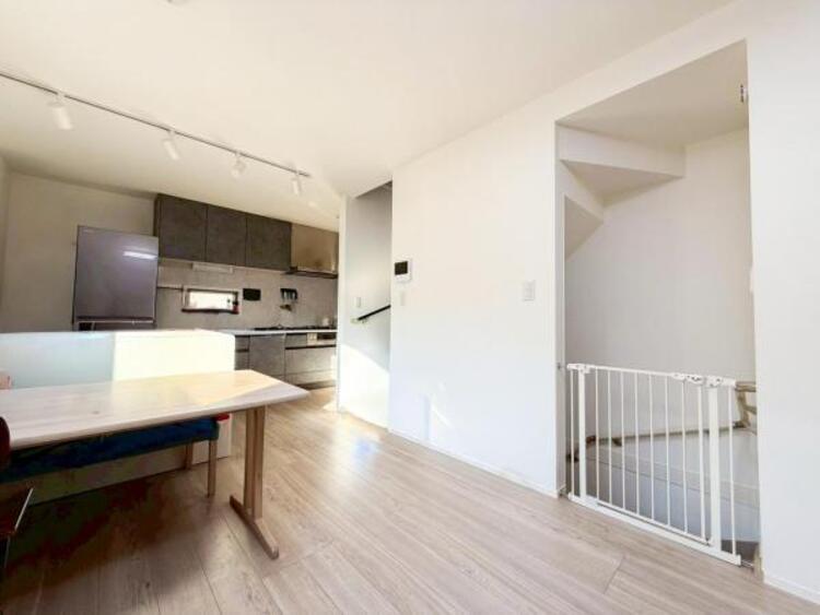 居間 お天気が晴れの日は照明をつけなくても充分明るいリビングです！