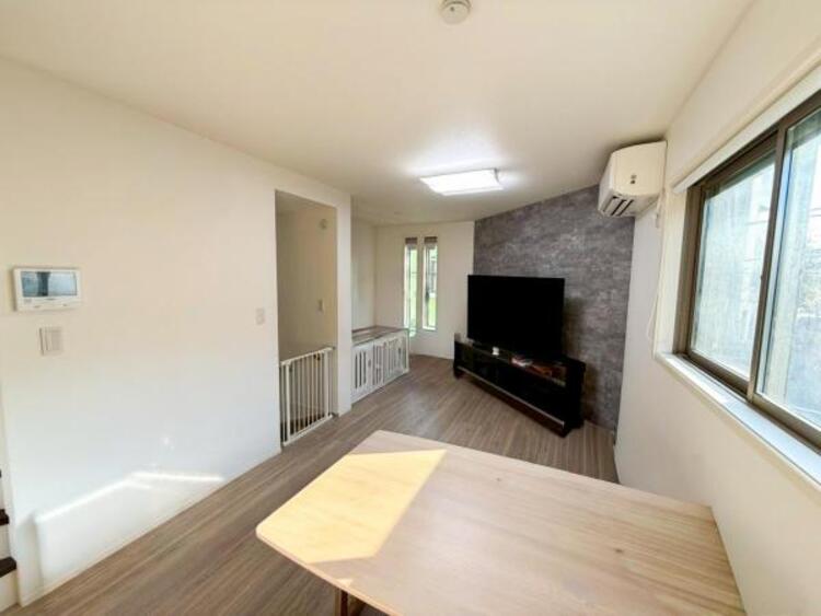 居間 お天気が晴れの日は照明をつけなくても充分明るいリビングです！