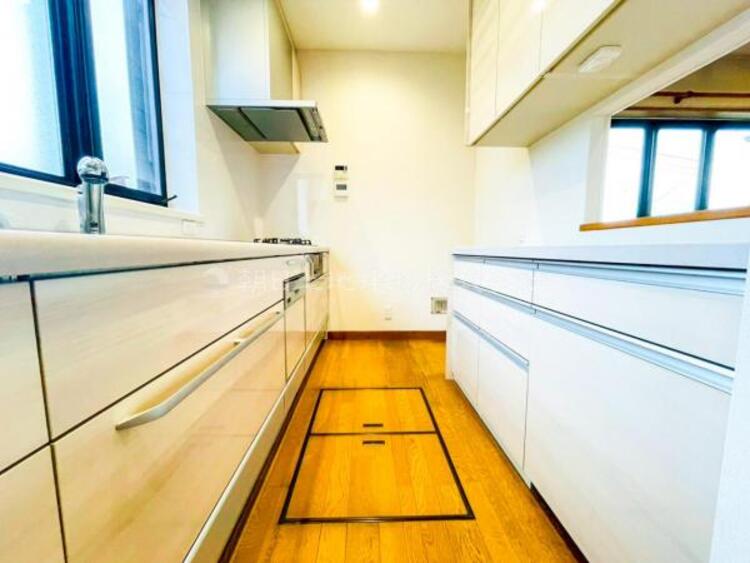 キッチン 【キッチン】広く取られたキッチンスペースはとても便利です。お料理をする人も開放感が心地いいです。 