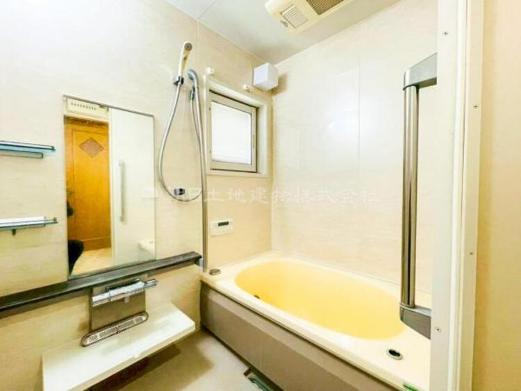 風呂 【浴室】ゆったりと寛げる広々バスで足を伸ばしてリラックス。　最新のユニットバスは設備も充実です。 