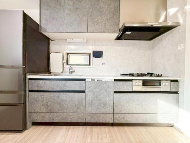 キッチン リビングダイニングが見渡せるカウンターキッチン！　お料理をする人も開放感が心地いいです。