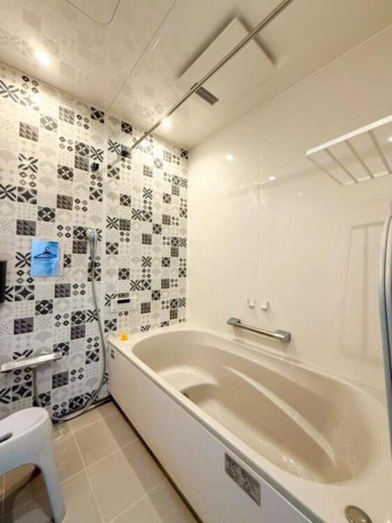 風呂 ゆったりと寛げる広々バスで足を伸ばしてリラックス。　最新のユニットバスは設備も充実です。