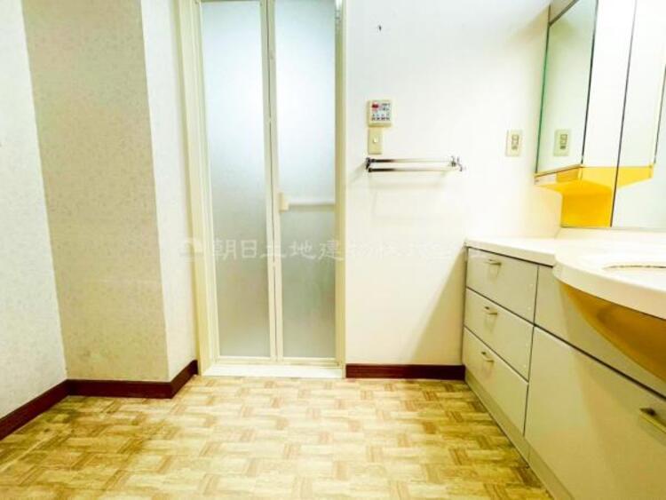 洗面 【洗面・脱衣所】使用頻度の高い場所だからこそ便利な空間に。多人数での使用も考えた便利な空間です 