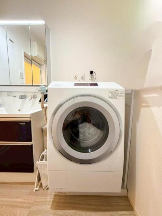 洗面 ストレスフリーな広いランドリースペース。大きな洗濯機乾燥機もしっかりとおけます。