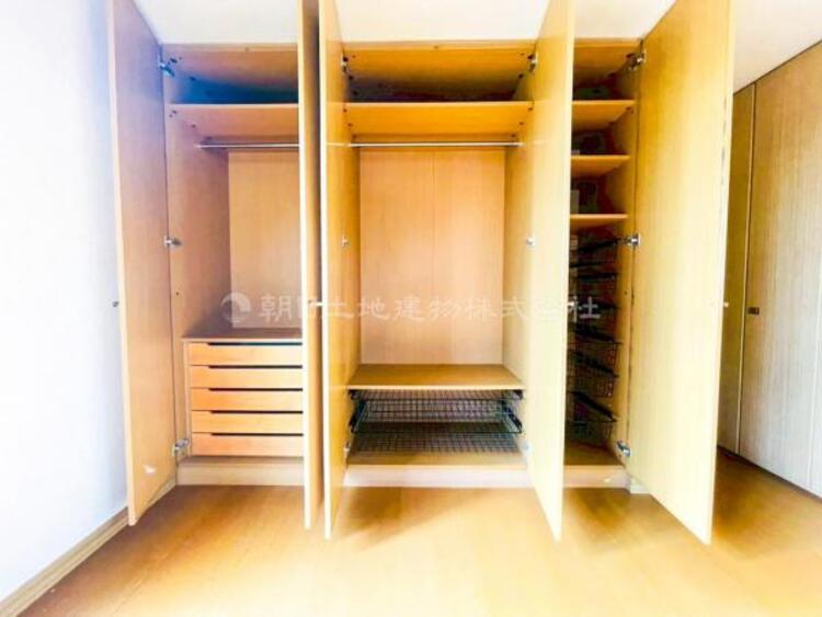 収納 【収納】適材適所に設けた収納は、奥行きもあり多くの物の収納が可能です。扉を閉めるとパッと隠すことができるので、いつでも室内が整理整頓でき気持ちのいい空間として使えます! 