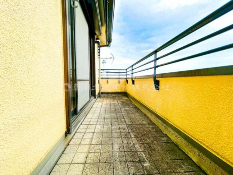 バルコニー 【バルコニー】太陽の光と爽やかな風でお洗濯物は気持ちいいです。 