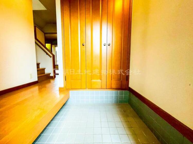 その他 【玄関】お出かけの際に小さなお子様のいるご家庭でもゆったりと靴を履かせて上げることができます。大きな荷物や抱っこしながらでもスムーズに出入り可能なストレスの少ない玄関です。 