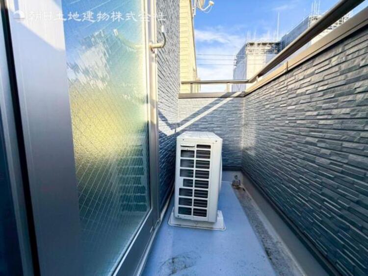 バルコニー 陽当りを加味した場所に配置したバルコニーは多くの衣類と布団を同時に干せるほどの広さを確保しました。