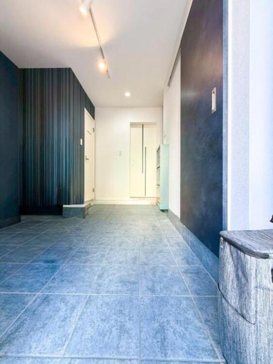 その他 広々した玄関で自転車を置くことも可能です！！玄関横には大きな収納もあり、上着や趣味の道具を置くことも出来ます！