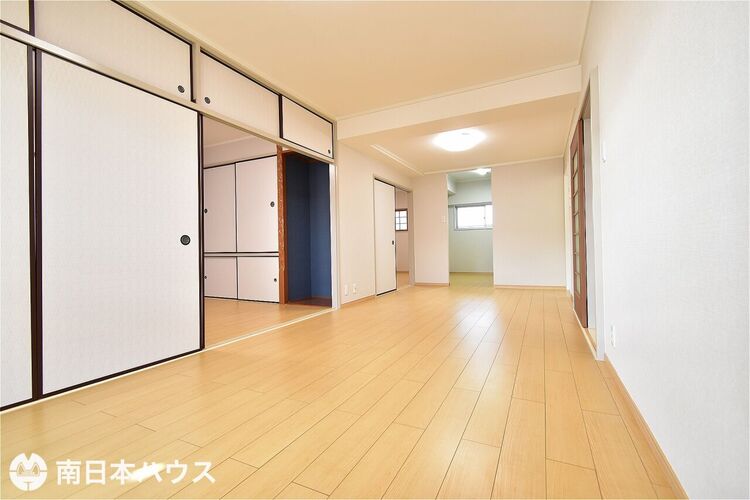 居間 【リビング】14帖のリビングです！令和7年10月室内全面リフォーム済み！即入居可能です♪