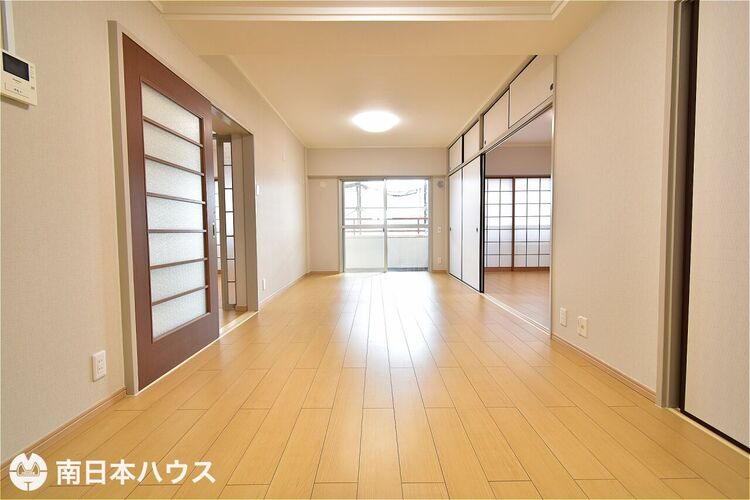 居間 【リビング】14帖のリビングです！南向きのバルコニーから明るい日が差します♪