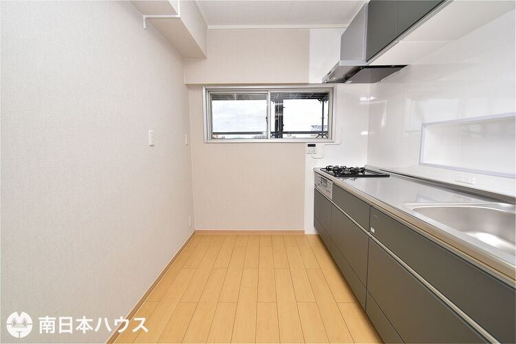 キッチン 【キッチン】冷蔵庫や食器棚を置いても充分な調理スペースがあります♪換気できる窓もあります！