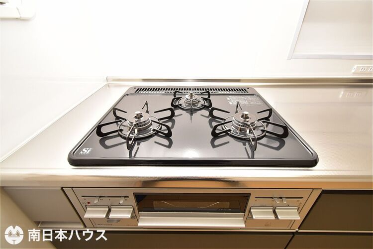 その他 【コンロ】3口のコンロにグリル付き！火力の調整が分かりやすく、様々な調理器具を使用できます♪
