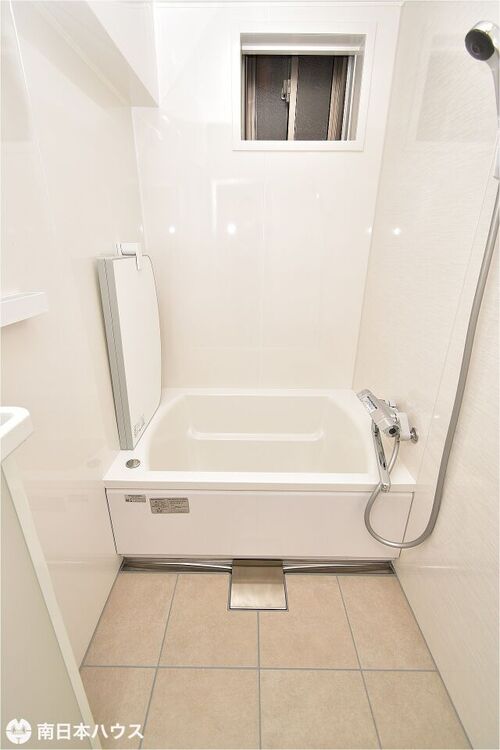 風呂 【浴室】窓付きの浴室です！リフォームをして浴室新調済みです♪