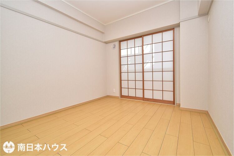 内装 【洋室4.5帖】全室のクロス、床、襖のリフォーム済みです！和室から洋室にリフォームをしています♪