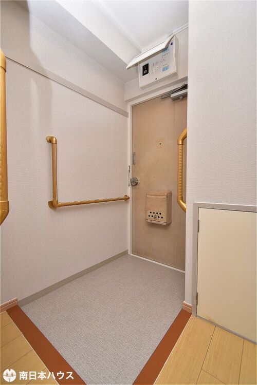 玄関 【玄関】手すりもあり靴の脱ぎ履きが楽にできます♪